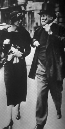 Harris 与 Crowley 于街头, 1937